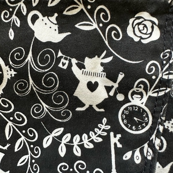 Disney Alice In Wonderland 4 Button Black & White Filigree Denim Shorts Cuffed - Picture 5 of 11